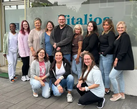 Das Team von Vitalios vor dem Büro in Mülheim an der Ruhr